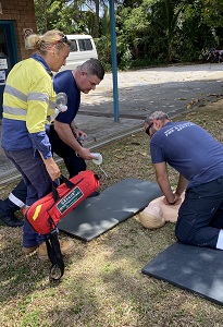 advanced cpr course participants with oxygen tank