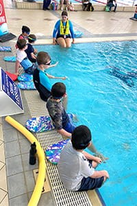 Kalgoorlie swimming lesson students at edge of pool