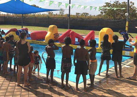 kids lined up around edge of fitzroy swimming pool 