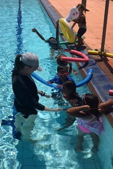 Cue children at their swimming lesson with instructor Beth