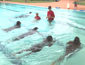 Jigalong kids in a swimming lessons with two instructors