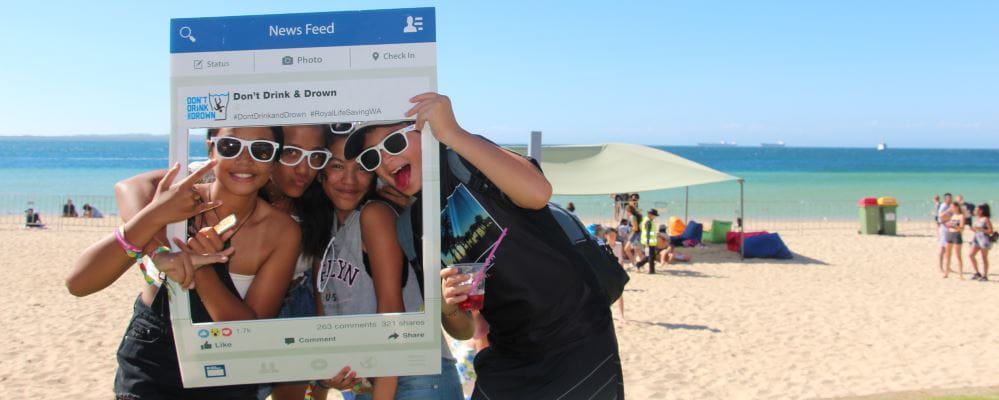 Young people in an Instagram frame on the beach