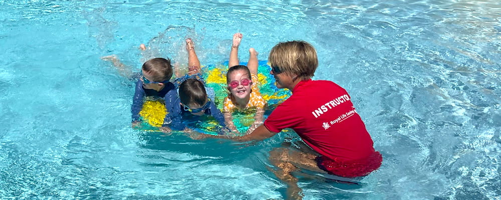 Swim instructor Nicole Durrant in the pool with Leonora children
