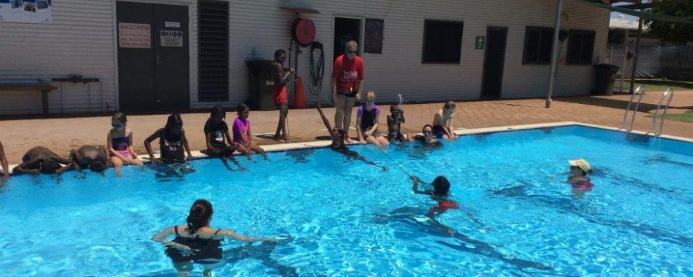 children from Muludja school practising rope throw rescues int he pool at Fitzroy Crossing